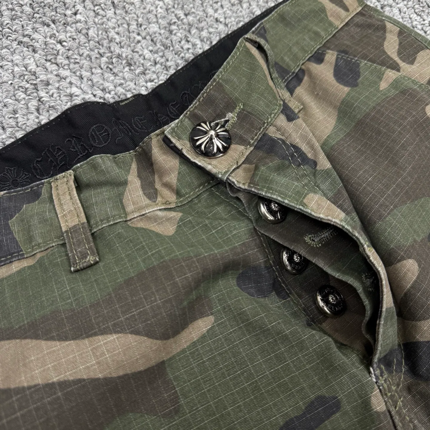 P260 Style number: H855 Chrome Hearts & Chrome Hearts new silver camouflage three-dimensional pocket overalls, original customized fabric, the same high-end simple and loose version as the Internet celebrity star, with multiple embroidered letter LOGO designs, very high-end and stylish! The fabric feels very comfortable, a super versatile and good-looking overalls Size: 28-30-32-34-36 Color: Camouflage